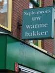 820421 Afbeelding van een uithangbord van Bakkerij Neplenbroek aan de pui van het pand Bilderdijkstraat 49 te Utrecht.